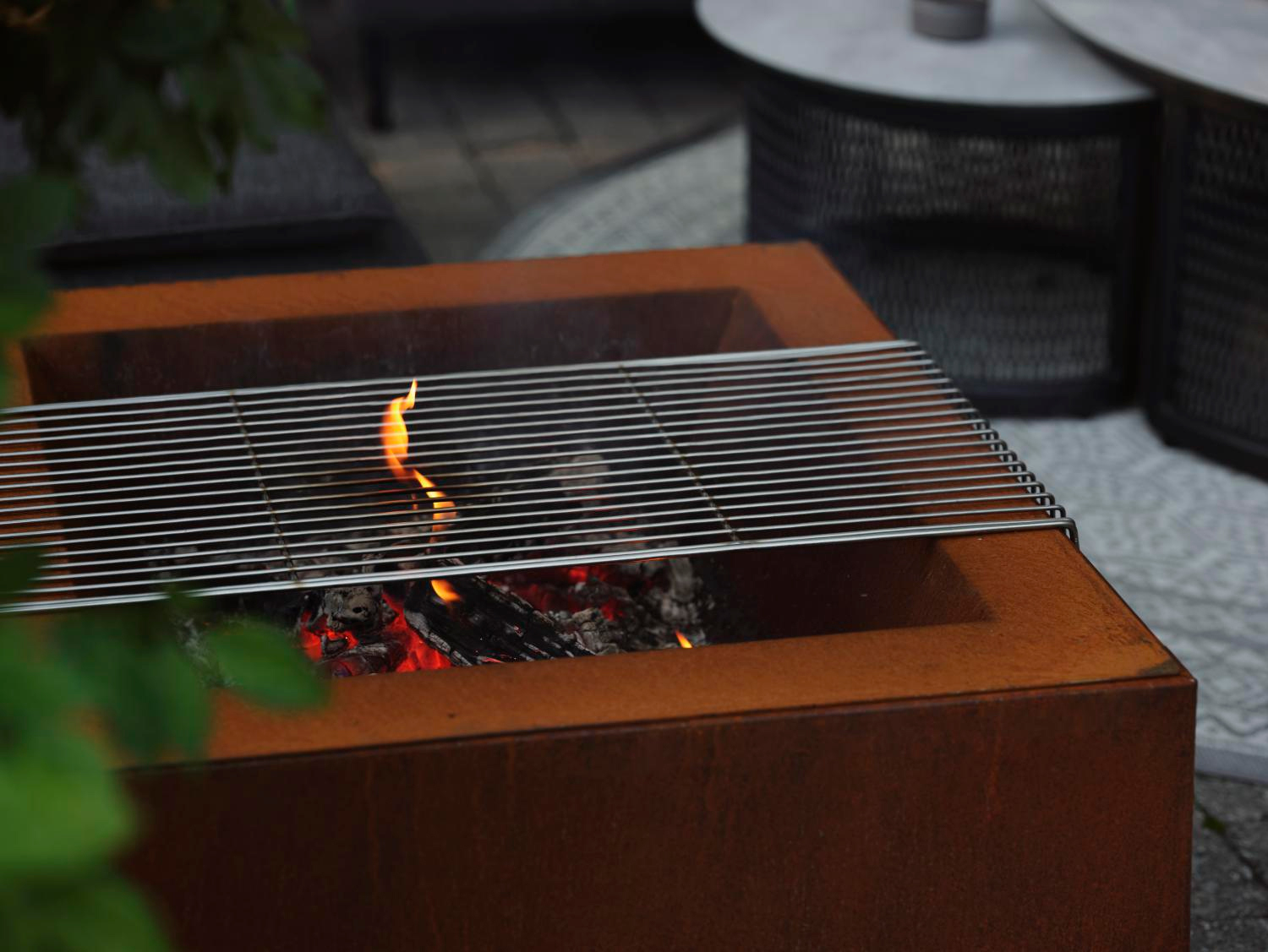 Feuerstelle Feuerschale mit Grilleinsatz Corten Stahl 80 x 80 cm